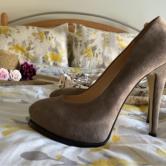 Guess taupe heels - Picture 2 of 3